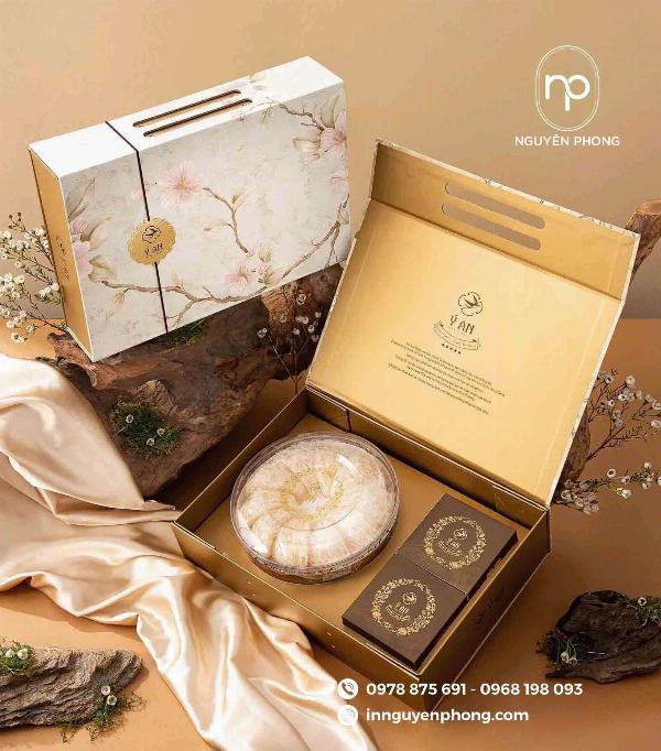 Thiệp chúc mừng sinh nhật với kỹ thuật in ép kim và dập nổi tinh xảo, làm nổi bật logo hoặc tên người nhận trên nền giấy cao cấp